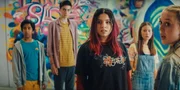 Die Libellen-Gruppe - Glen (Krish Misra), Louis (Oliver Cunliffe), Kaz (Maiya Silveston) und Meg (Katy Byrne, v.l.n.r.) - ist erstaunt, dass noch drei andere Vierergruppen auserwählt sind, an dem Spiel teilzunehmen. Maeve (Skye McClenaghan, r.) stellt sie allen vor und führt sie im riesigen Lagerhaus herum.