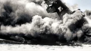 Das Schlachtschiff USS Arizona wird im Hafen angegriffen und versenkt.