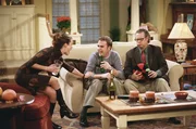 Dana (Kimberly Williams-Paisley, l.), Chris (Christopher Moynihan, M.) und Tony (Tony Braunagel, r.) genießen Thanksgiving, während Jim immer noch im Bowlingcenter ist ...