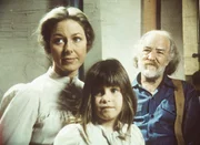 Caroline (Karen Grassle, l.), Carrie (Lindsay Sidney Greenbush, M.) und Matthew Simms (E. J. Andre, r.) hören andächtig dem Geigenspiel von Charles zu. Caroline (Karen Grassle, l.), Carrie (Lindsay Sidney Greenbush, M.) und Matthew Simms (E. J. Andre, r.) hören andächtig dem Geigenspiel von Charles zu.