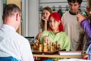 Elly (Nelly Borodina, re.) tritt im Unterricht gegen den siegessicheren Herrn Zech (Olaf Burmeister, li.) im Schach an. Ob er am Ende wirklich gewinnt?