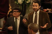 Frank Reynolds (Danny DeVito, l.); Charlie Kelly (Charlie Day ,r.)