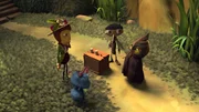Gregor Grille ist sich sicher, dass Micki Mücke und Incognito ständig Frieda Fliege mit einem fiesen Trick beim Hütchenspiel reinlegen. Frieda hat schon all ihre Besitztümer an die gerissenen Plagegeister verloren.