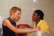 Denise (Edina Robinson, re.) darf wieder auf dem Eis trainieren, doch ihr fehlt das Geld für den Trainer. Mareike (Sanna Englund) schlägt ihr deshalb vor, Drogen nach Reutlitz zu schmuggeln...