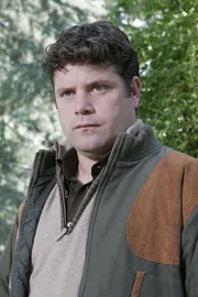 Monk arbeitet undercover als Butler bei Paul (Sean Astin), einem reichen Erben, dessen Vater, Stiefmutter und Butler unter mysteriösen Umständen zu Tode gekommen sind.