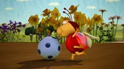 Käfer Lu will unbedingt Fußball spielen. Aber der Ball ist ganz schön riesig. Ob das gut geht?