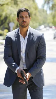 Delko (Adam Rodriguez) ist Memmo Fierro auf der Spur. Wie Horatio liegt ihm persönlich eine Menge an der Ergreifung des entflohenen Häftlings - handelt es sich doch bei diesem um den Mörder seiner Schwester Marisol!