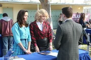 Erica Goldberg (Hayley Orrantia, l.); Beverly Goldberg (Wendi McLendon-Covey, r.)