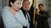 Dr. Lachmann (Franziska Matthus, l.) wurde überfallen, die Spermaproben wurden vernichtet. Die Kommissare Kehler (Wolfgang Bathke, M.) und Bongartz (Max Gertsch, r.) wollen einfach nicht glauben, dass Duhler hinter der Sache steckt...