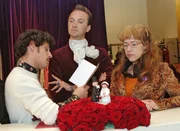 Durch ein Versehen ist eine Hochzeitstorte für David und Mariella in die Firma geschickt worden. Während Hugo (Hubertus Regout, M.) und Rokko (Manuel Cortez, l.) diese neugierig begutachten, denkt Lisa (Alexandra Neldel, r.) mitfühlend an David. (Dieses Foto von Alexandra Neldel darf nur in Zusammenhang mit der Berichterstattung über die Serie "Verliebt in Berlin" veröffentlicht und verbreitet werden.)