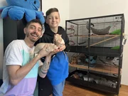 Kieran zeigt Jason (links) den Käfig für seine Farbratten: Er muss eine entsprechende Größe haben und abwechslungsreiche Beschäftigungsmöglichkeiten bieten.