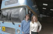 Ellie (l.) vor ihrem umgebauten Bus Betty. Ellie (l.) vor ihrem umgebauten Bus Betty.