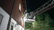 In München müssen sich die Rettungskräfte der Feuerwehr über ein Fenster im ersten Stock Zugang zur Wohnung verschaffen.
