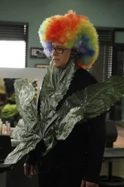 Als Pierce (Chevy Chase) Annie zu ihrer Wohnung folgt, um mit ihr &uuml;ber seine Rolle in der Show zu sprechen erlebt er eine riesige &Uuml;berraschung ...