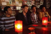 Nachdem klar ist, dass er tatsächlich endlich 21 Jahre alt wird, bricht Troy (Donald Glover, l.) mit Jeff (Joel McHale, 2.v.l.), Abed (Danny Pudi, 2.v.r.), Shirley (Yvette Nicole Brown, r.) und den anderen zu einer ausgedehnten Kneipentour auf ...