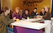An Helgas (Ulrike Mai, r.) Kantinentresen versammeln sich Jürgen (Oliver Bokern, l.), Lisa (Alexandra Neldel, 2.v.l.), Rokko (Manuel Cortez, 3.v.l.), David (Mathis Künzler, 3.v.r.) und Max (Alexander Sternberg, 2.v.r.) und diskutieren über Richards plötzliches Verschwinden. (Dieses Foto von Alexandra Neldel darf nur in Zusammenhang mit der Berichterstattung über die Serie "Verliebt in Berlin" veröffentlicht und verbreitet werden.)