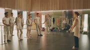 Die Auswahl-Proben für die große Ballett-Aufführung zur Mitte des Schuljahres haben begonnen. Die Direktorin, Madame Carré (r. Katherine Erhardy), ermahnt alle, ihr bestes zu geben. (1. Reihe: Dash (Hiran Abeysekera), Ines (Eubha Akilade), Lena (Jessica Lord), Max (Rory J. Saper) und Jeff (Castle Rock Peters)).