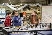 Nachdem Howard (Simon Helberg, l.) und Leonard (Johnny Galecki, M.) herausfinden, dass Sheldon ohne sie an einem ehemals gemeinsamen Projekt weiterarbeitet, wollen sie mit Kripkes (John Ross Bowie, r.) Hilfe selber die Technik perfektionieren. Doch können sie Kripke wirklich trauen?