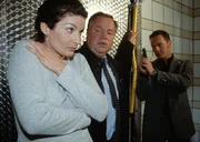 Dr. Lachmann (Franziska Matthus, li.) wurde überfallen, die Spermaproben wurden vernichtet. Die Kommissare Kehler (Wolfgang Bathke, Mi.) und Bongartz (Max Gertsch, re.) wollen einfach nicht glauben, dass Duhler hinter der Sache steckt...