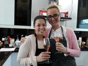 Gastgeberin Maika (r.) mit Schnibbelhilfe Charlotte