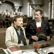 2. Der Korbmacher Koelbl (Karl Tischlinger, li.) und der Buerstenbinder Ingerl (Willy Schultes) haben eine boese Rauferei gehabt. Vor Gericht sieht man sich wieder. : Honorarfrei lediglich fuer Ankuendigungen und Veroeffentlichungen im Zusammenhang mit obiger BR-Sendung bei Nennung: Bild: BR . Andere Verwendungen nur nach entsprechender vorheriger schriftlicher Vereinbarung mit dem BR-Bildarchiv, Tel. 089 / 5900 3040, Fax 089 / 5900 3284.