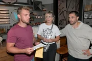 Aus Zeitmangel muss Paul (Niklas Osterloh, l.) seinen geliebten Pick Up Alicia (Josefin Bressel) überlassen. Rechts Tobias (Jan Kittmann)