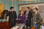 Nach Richards Verschwinden schwört Lisa (Alexandra Neldel, 2.v.l.) David (Mathis Künzler, l.), Max (Alexander Sternberg, 2.v.r.) und Jürgen (Oliver Bokern, r.) auf einen Neubeginn ein. (Dieses Foto von Alexandra Neldel darf nur in Zusammenhang mit der Berichterstattung über die Serie "Verliebt in Berlin" veröffentlicht und verbreitet werden.)