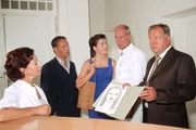 Kehler (Wolfgang Bathke, re.) und Bongartz (Max Gertsch, 2.v.li.) fragen Dr. Jung (Rüdiger Kuhlkradt, 2.v.re.) und Vanessa Jung (Monica Bielenstein, li.), ob sie das Mädchen auf dem Phantombild kennen (Mi. Komparsin).