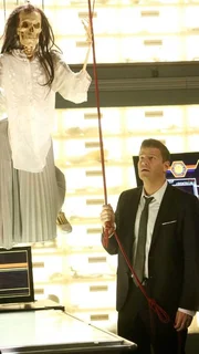 Mit an der Leiche befestigten Seilen rekonstruiert Booth (David Boreanaz) im Labor, wie es zu den Verletzungen gekommen sein könnte.