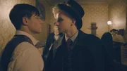 Henri (Christy O'Donnell, li.) und Frank (Seán Óg Cairns, re.) mögen sich nicht besonders, müssen aber zusammenarbeiten, wenn sie zu Lena ins Jahr 2018 gelangen wollen.