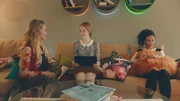 Lena (l. Jessica Lord) und Thea (M. Hannah Dodd) stellen erstaunt fest, dass sie einige gemeinsame Interessen haben. Ines (r. Eubha Akilade) hält nichts von dieser neuen Nähe zwischen den beiden.