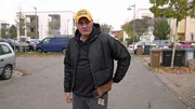 Familienvater Elvis hat starke Rückenschmerzen, die ihn im Alltag ganz schön belasten. Erst auf Initiative seiner Ehefrau Katrin hat der Arztmuffel jetzt immerhin einen Doktor aufgesucht.