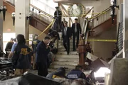 Nachdem ein Mensch in einer U-Bahn Station explodiert ist, sehen sich Peter (Joshua Jackson, hinten 2.v.r.) und Olivia (Anna Torv, hinten 2.v.l.) den Tatort an.