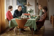 David (Gustav Lindh, re.) ist inzwischen mit Fanny (Léonie Vincent, li.) liiert – seiner neuen Regieassistentin. Beim gemeinsamen Essen mit Markus (August Wittgenstein, 2.v.l.) zeigt sich Mariannes (Frida Gustavsson, 2.v.r.) Eifersucht.