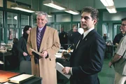 Die Detectives Joe Fontana (Dennis Farina, li.) und Nick Falco (Michael Imperioli) entdecken eine Verbindung zwischen einem ehemaligen Polizeichef und den Morden an einer Pornodarstellerin sowie einer draufgängerischen Journalistin.