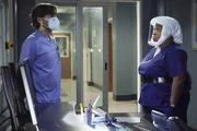 Unter vier Augen: Jake Borelli als Dr. Levi Schmitt, Chandra Wilson als Dr. Miranda Bailey