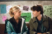 Buffy (Sarah Michelle Gellar, l.) fühlt sich zu Parker Abrams (Adam Kaufman, r.) hingezogen.