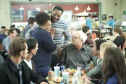 Shirley (Yvette Nicole Brown, l.) verkündet glücklich, dass sie schwanger ist. Leider kommt ausser ihrem Ex-Mann Andre (Malcolm-Jamal Warner , M.) auch Chang als potenzieller Vater in Frage ... Shirley (Yvette Nicole Brown, l.) verkündet glücklich, dass sie schwanger ist. Leider kommt ausser ihrem Ex-Mann Andre (Malcolm-Jamal Warner , M.) auch Chang als potenzieller Vater in Frage ...