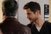 Andre (Carlos Lacamara, l.); Dr. Conrad Hawkins (Matt Czuchry, r.)