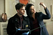 Detective Christine Rollins (Aliyah O'Brien) und Mick English (Jordan Gavaris)