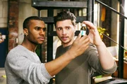 Bei Moritz (Tijan Njie, l.) und Ronny (Bela Klentze) keimt ein Verdacht auf.