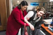 Vanessa (Julia Augustin) beobachtet besorgt einen neuen Schwächeanfall bei Niclas (Ron Holzschuh).