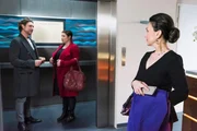 Simone (Tatjana Clasing, r.) würde es sehr interessieren, worüber Vanessa (Julia Augustin) mit Niclas (Ron Holzschuh) gesprochen hat.