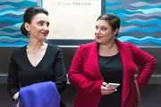 Vanessa (Julia Augustin, r.) verschweigt der beunruhigten Simone (Tatjana Clasing), worüber sie mit Niclas gesprochen hat.