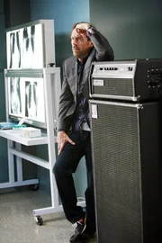 Das Team um House (Hugh Laurie) muss herausfinden, was dem drogenabhängigen Rockstar Jimmy Quidd das Lebenslicht auszuhauchen droht. Doch damit nicht genug: Cuddy fordert, dass House sich endlich für zwei Bewerber entscheiden muss, um sein Team zu komplettieren...
