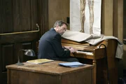 In Gedanken versunken spielt House (Hugh Laurie) ein Stück auf dem Klavier. Für welche Bewerber wird er sich endgültig entscheiden?