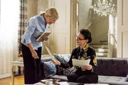 Simone (Tatjana Clasing, r.) spricht mit ihrer Haushälterin Frau Scholz (Inge Brings) und ahnt nicht, dass Isabelle sie abhört.