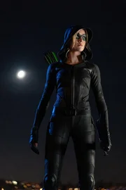 Mia Smoak (Katherine McNamara)