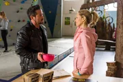 Lena (Birte Glang) spricht mit Marian (Sam Eisenstein) über die Zwickmühle, in der sie sich befindet: Soll sie Isabelles Angebot, Geschäftsführerin im Pumpwerk zu werden, annehmen?