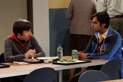 Rajs jüngere Schwester Priya macht während einer Geschäftsreise einen Zwischenstopp in Los Angeles und Raj (Kunal Nayyar, r.) bringt sie mit ins Institut. Er warnt Howard (Simon Helberg, l.), die Finger von seiner Schwester zu lassen ...